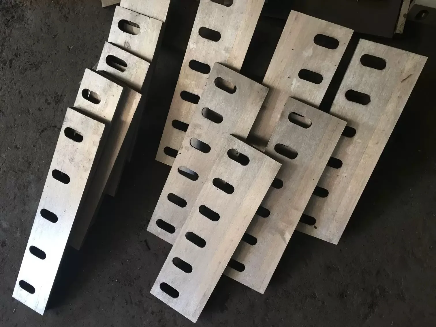 Granulator blades for plastic size reduction