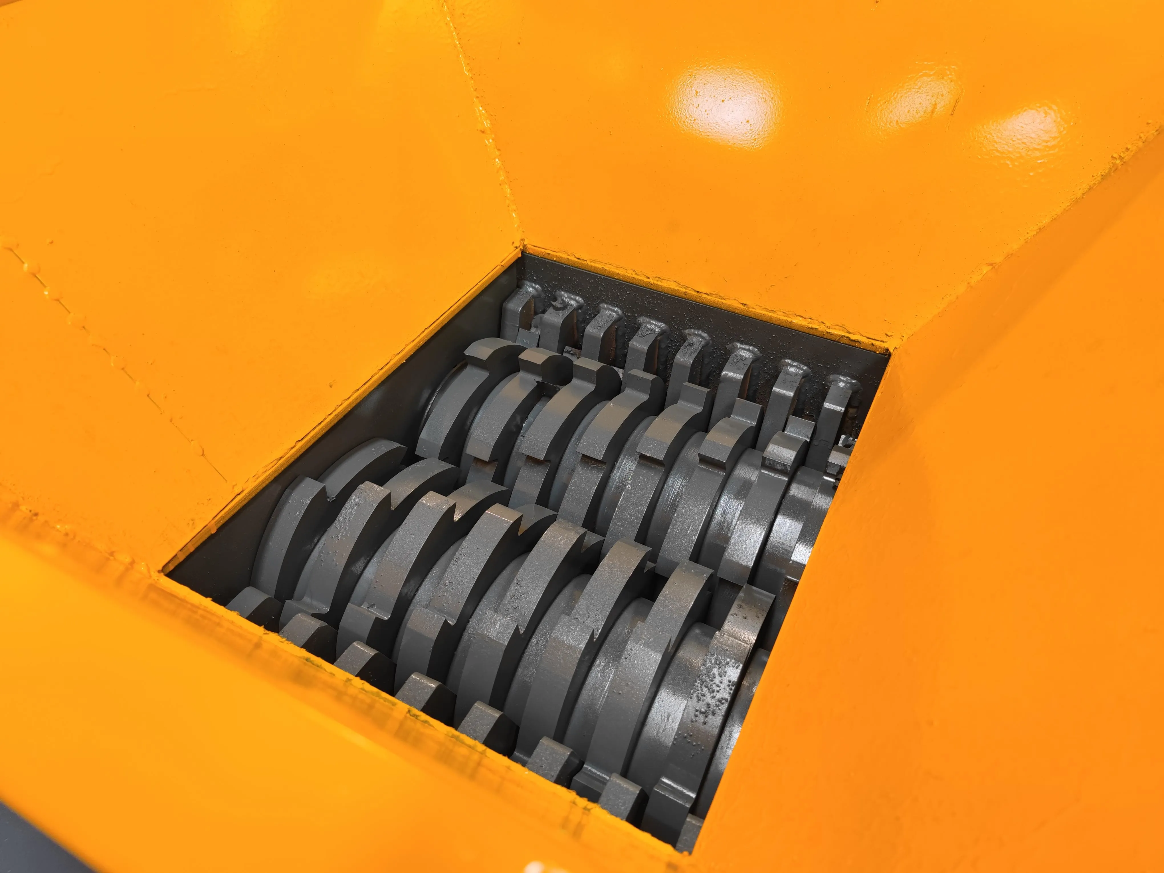 Multi-shaft shredder blades for plastic recycling