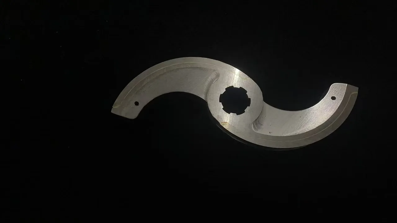 Melt filter scraper blades for continuous filtration