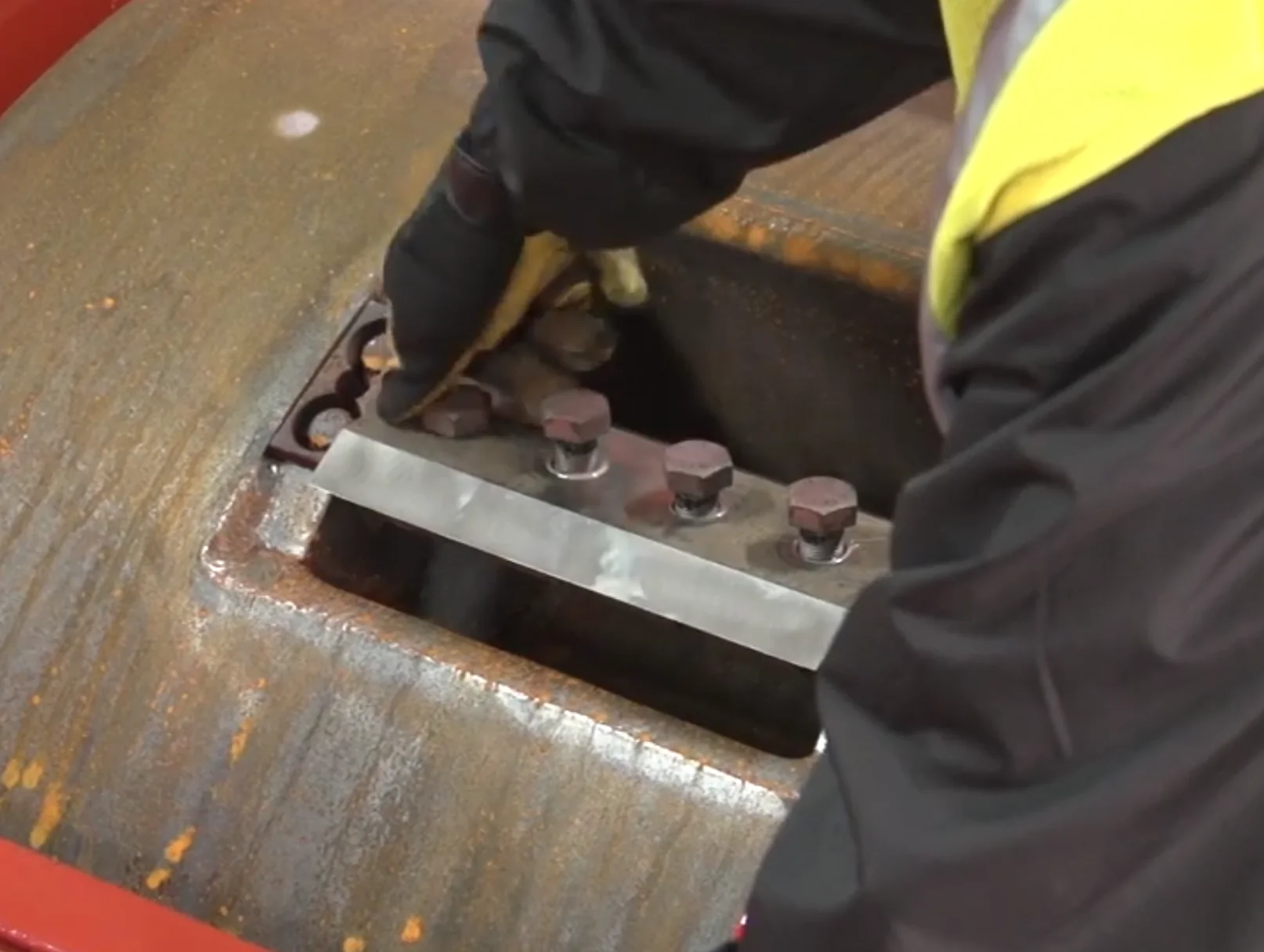 Installing wood chipper knives on drum chipper